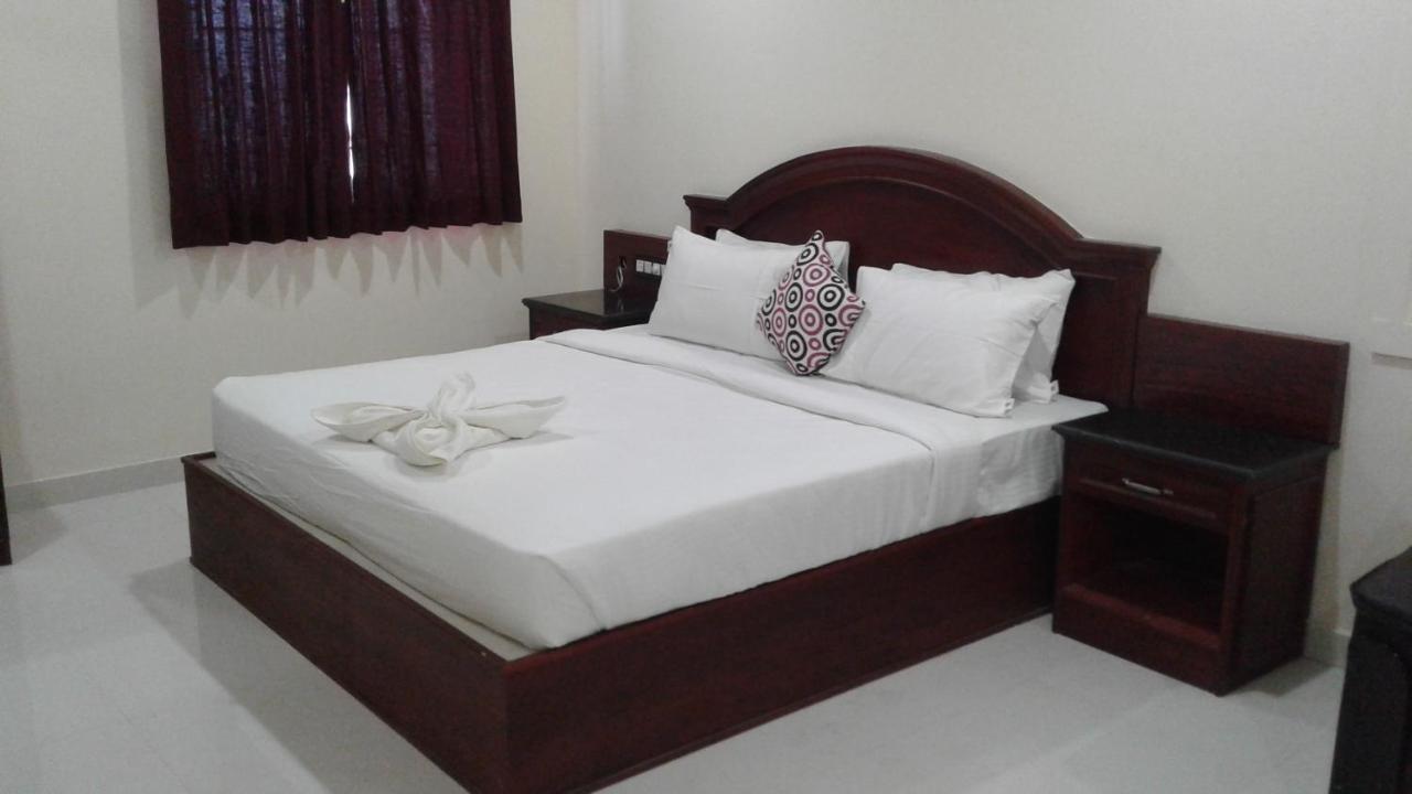 E S Residency Hotel Theni Esterno foto