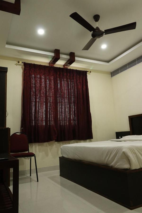 E S Residency Hotel Theni Esterno foto