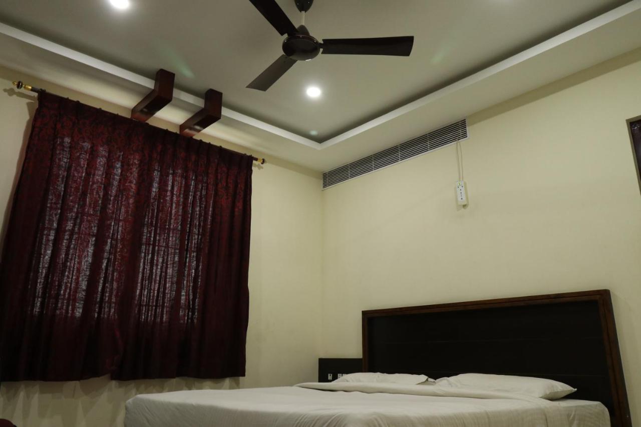 E S Residency Hotel Theni Esterno foto