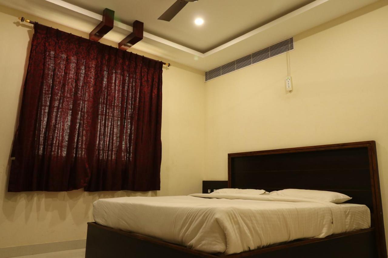 E S Residency Hotel Theni Esterno foto
